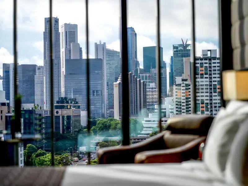 Atemberaubender Stadtblick durch große Zimmerfenster im Hotel
