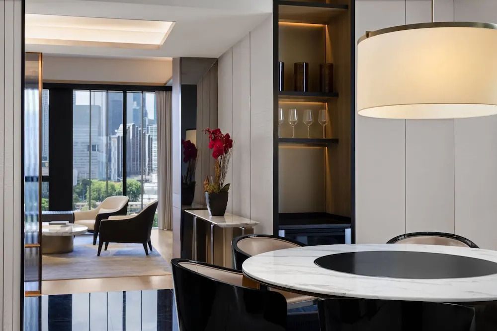 Elegantes Hotelzimmer mit modernem Design und Stadtblick