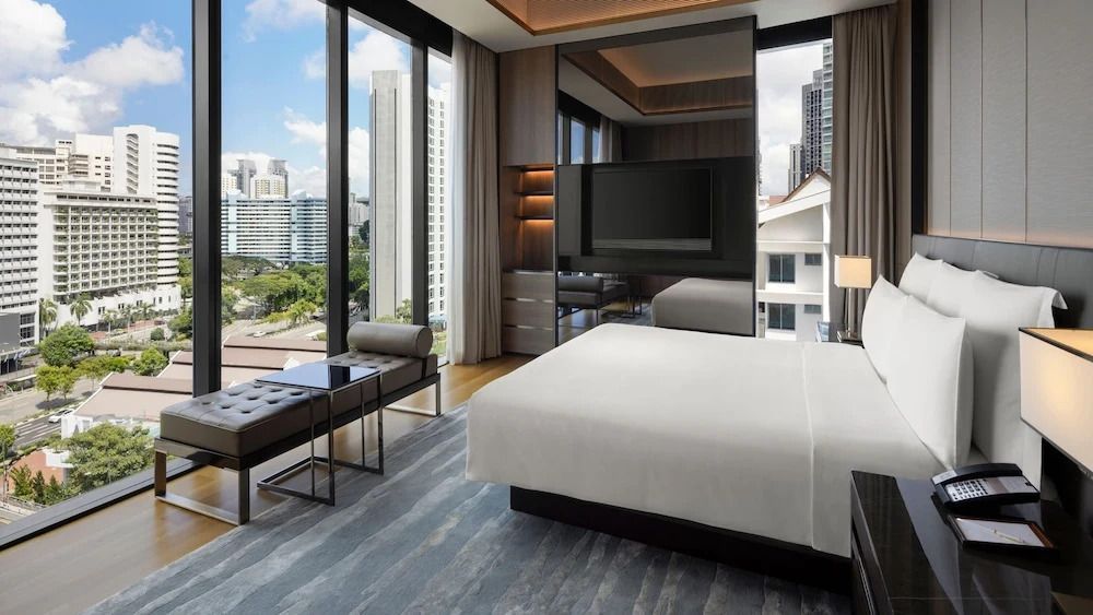 Luxuriöses Doppelzimmer mit großem Fenster und modernem Stadtblick