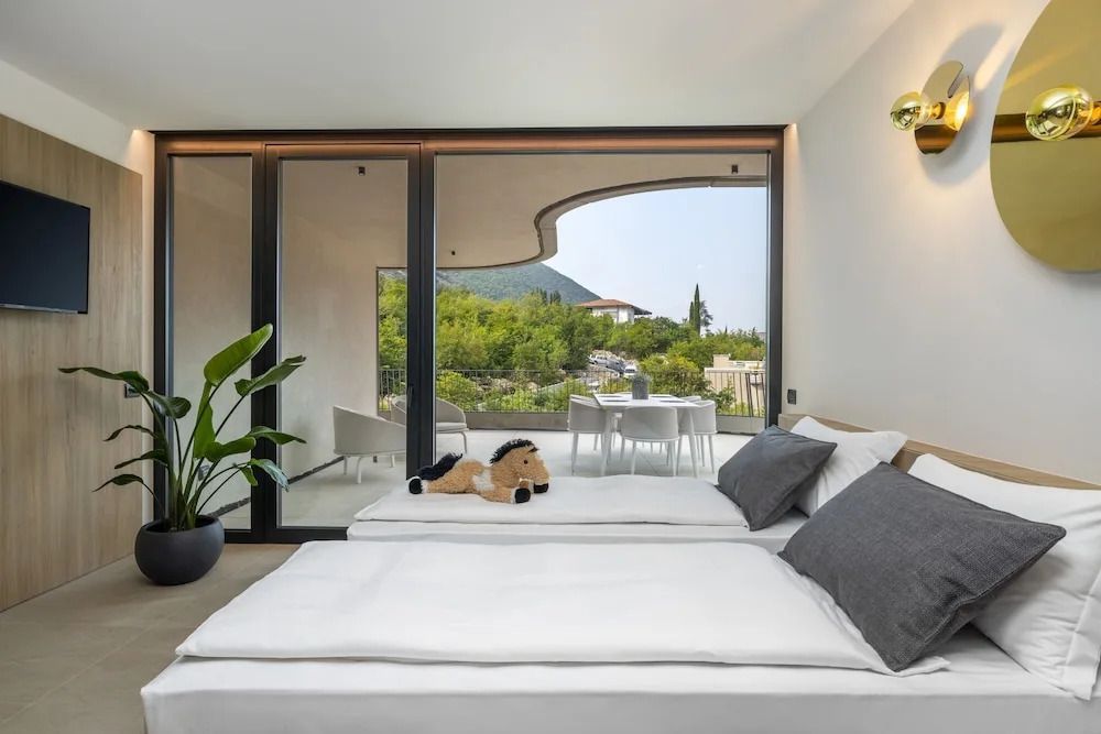 Geräumiges Schlafzimmer mit Terrasse und Blick auf grüne Landschaft