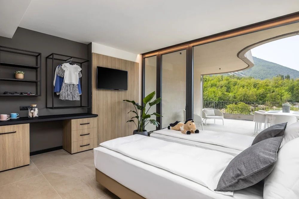 Helle Familiensuite mit Balkon und Blick auf den Garten, moderne Einrichtung