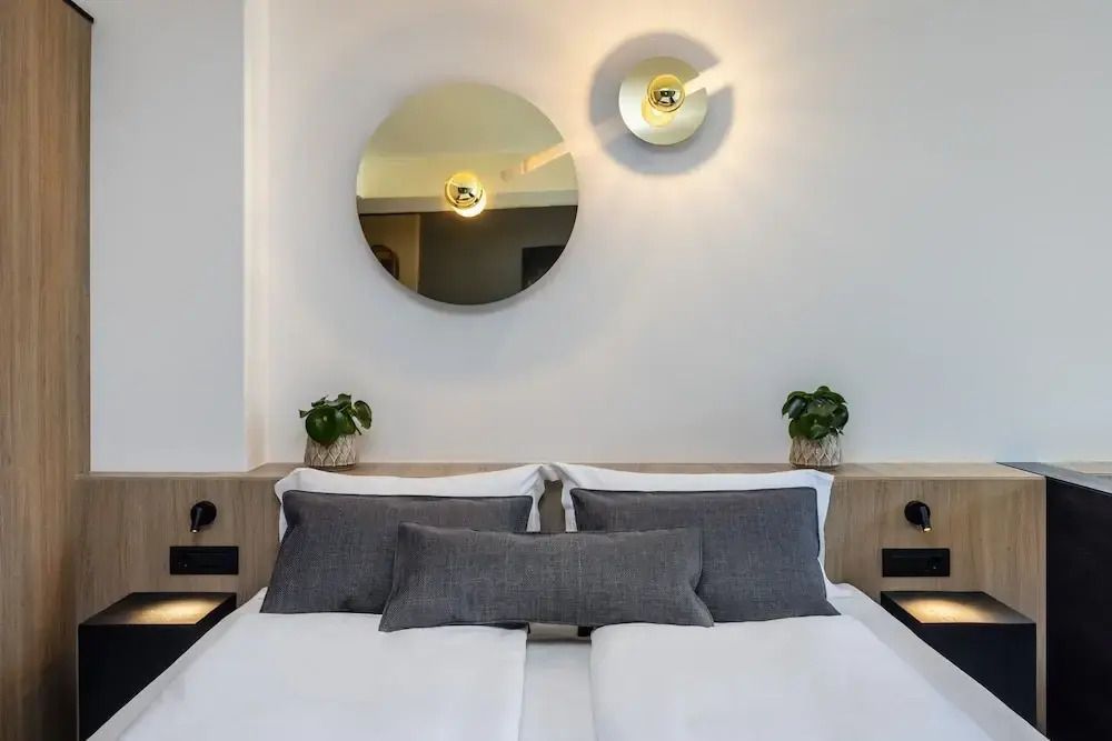 Minimalistisches Schlafzimmer mit eleganten Spiegeln und Pflanzen