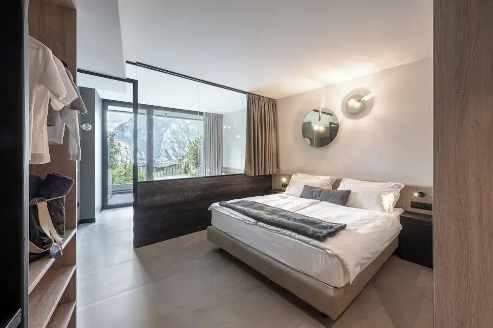 Luxuriöses Schlafzimmer mit Balkon und Bergblick
