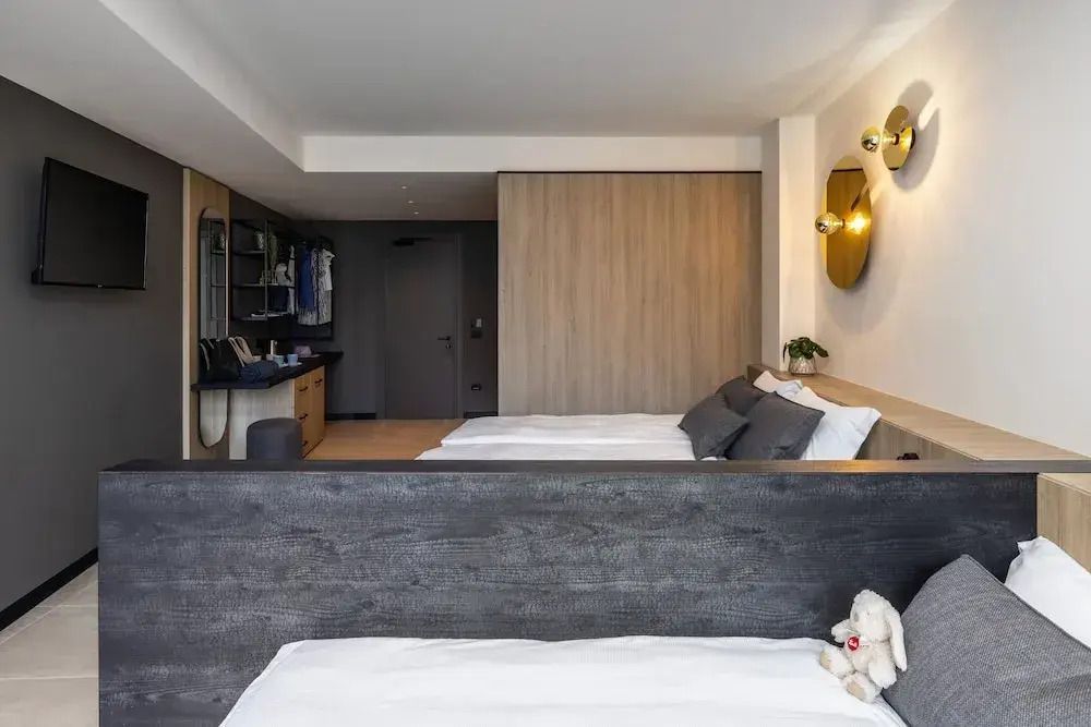 Doppelbett in moderner Suite mit Holzakzenten und Dekor