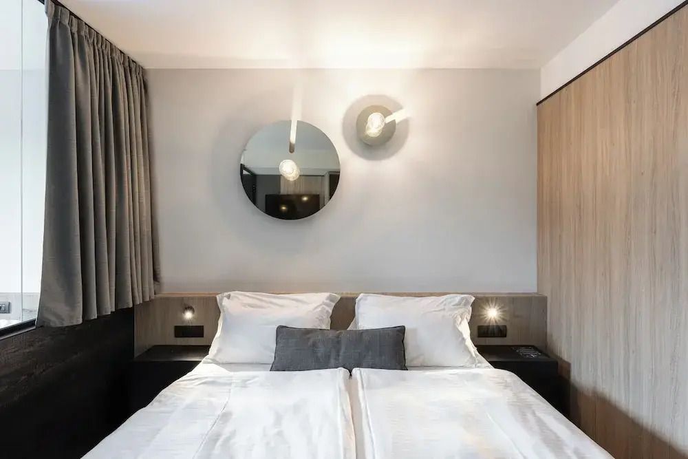 Einladendes Schlafzimmer mit moderner Beleuchtung und Dekor