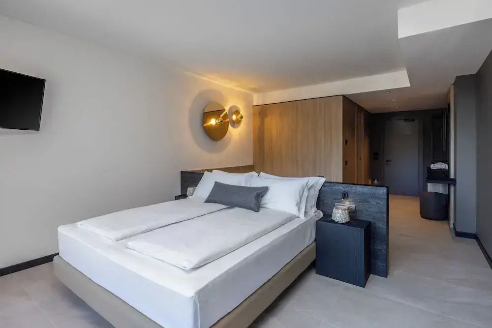 Modernes Schlafzimmer mit Doppelbett und stimmungsvollem Licht