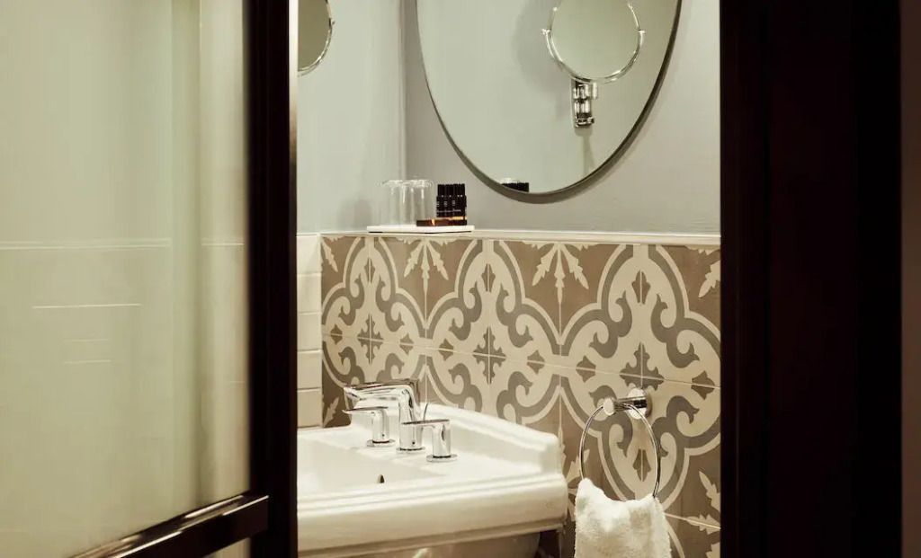 Modernes Badezimmer mit stilvollem Waschbecken und eleganter Wandfliese