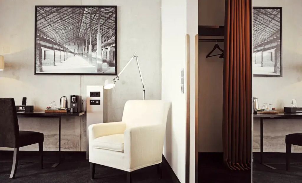 Sitzecke mit Sessel und Beleuchtung in stilvollem Zimmerdesign