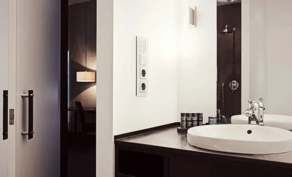 Modernes Badezimmer-Design mit Waschbecken und Pflegeprodukten