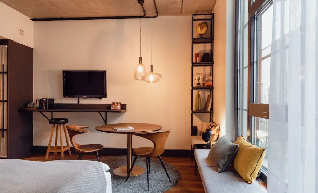 Gemütlicher Sitzbereich mit Holztisch und Designerstühlen