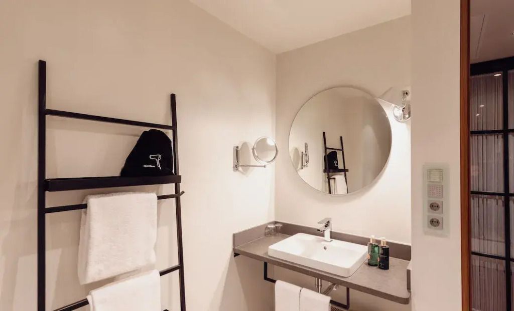Modernes Badezimmer mit großem Spiegel und Waschtisch