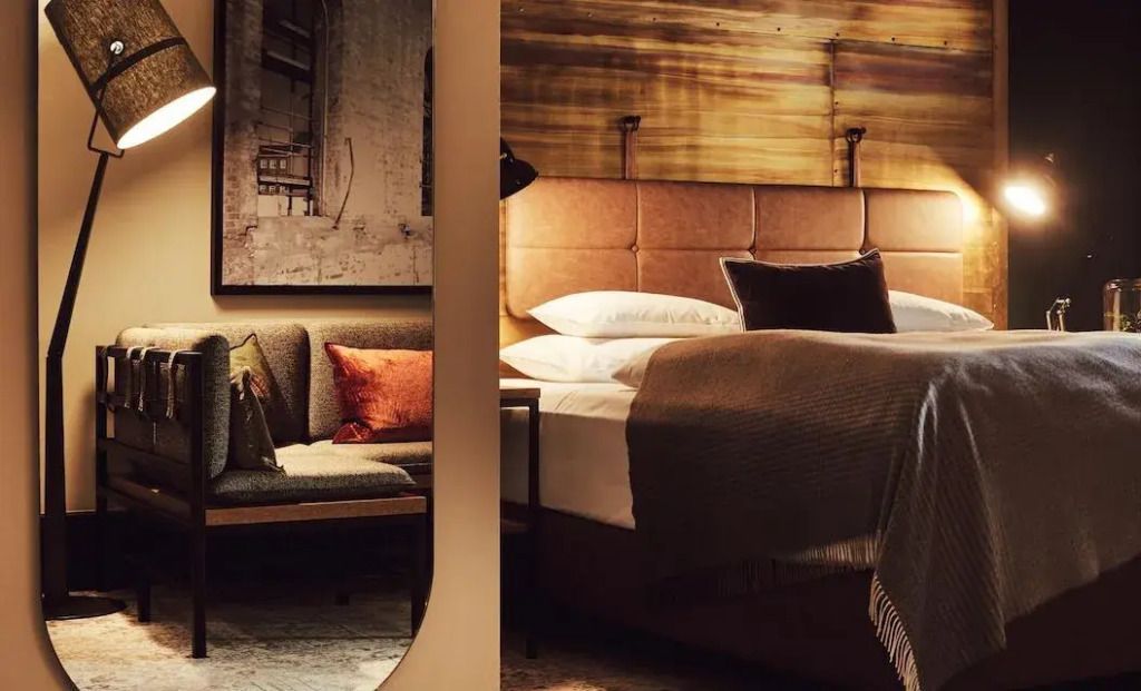 Gemütliches Doppelbett mit Kissen und dekorativen Akzenten im Gastwerk Hotel Hamburg.