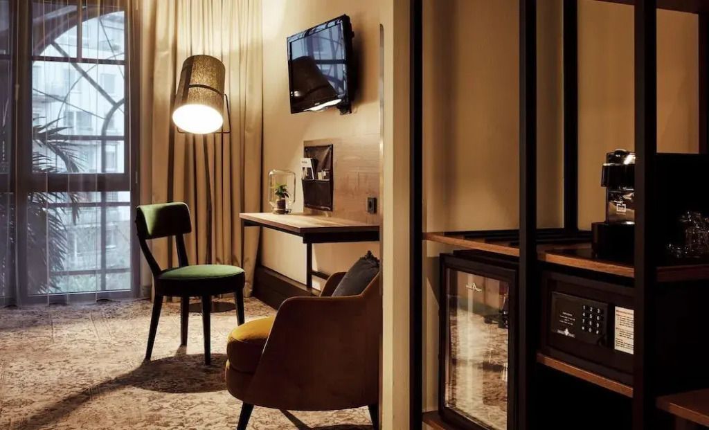 Gemütliche Sitzecke mit Beleuchtung und TV im Gastwerk Hotel Hamburg.