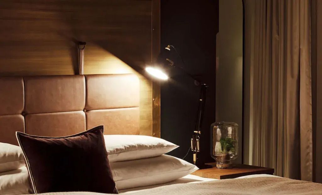 Dekoratives Schlafzimmer im Gastwerk Hotel mit stilvoller Beleuchtung