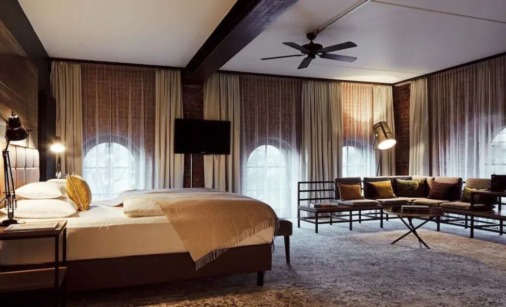 Geräumiges Loft-Zimmer mit Doppelbett und stilvoller Sitzecke im Gastwerk Hotel Hamburg