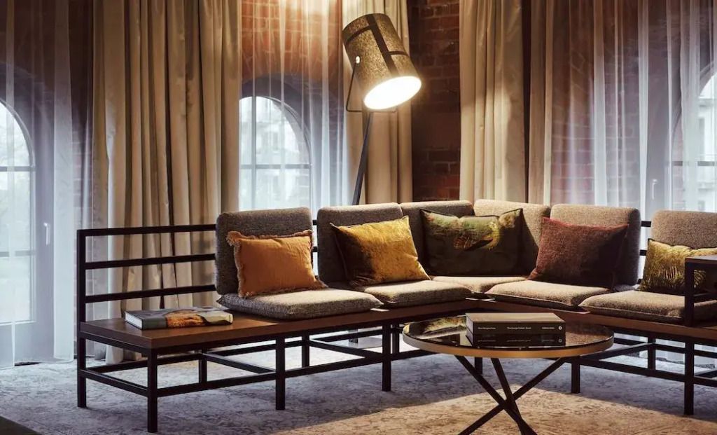 Moderne Sitzecke mit Designer-Tisch im Gastwerk Hotel Hamburg