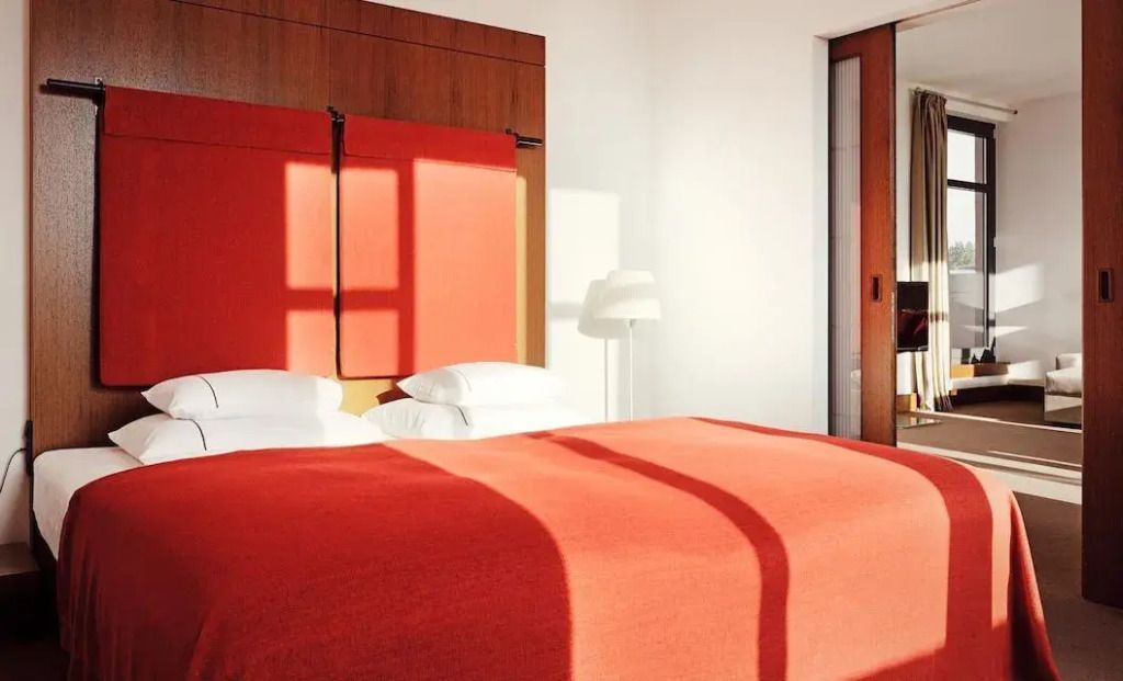 Geräumiges Doppelbett im XXL Doppel Loft mit roten Akzenten und modernen Holzelementen