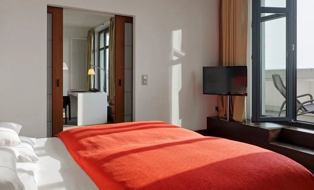 Helles Schlafzimmer im XXL Doppel Loft mit modernem Design und großem Fenster