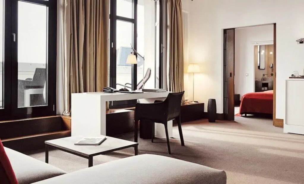 Arbeitsbereich im XXL Doppel Loft mit stilvollem Schreibtisch und großen Fenstern