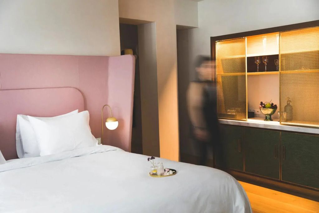 Moderne Suite mit Doppelbett und kleinem Loungebereich