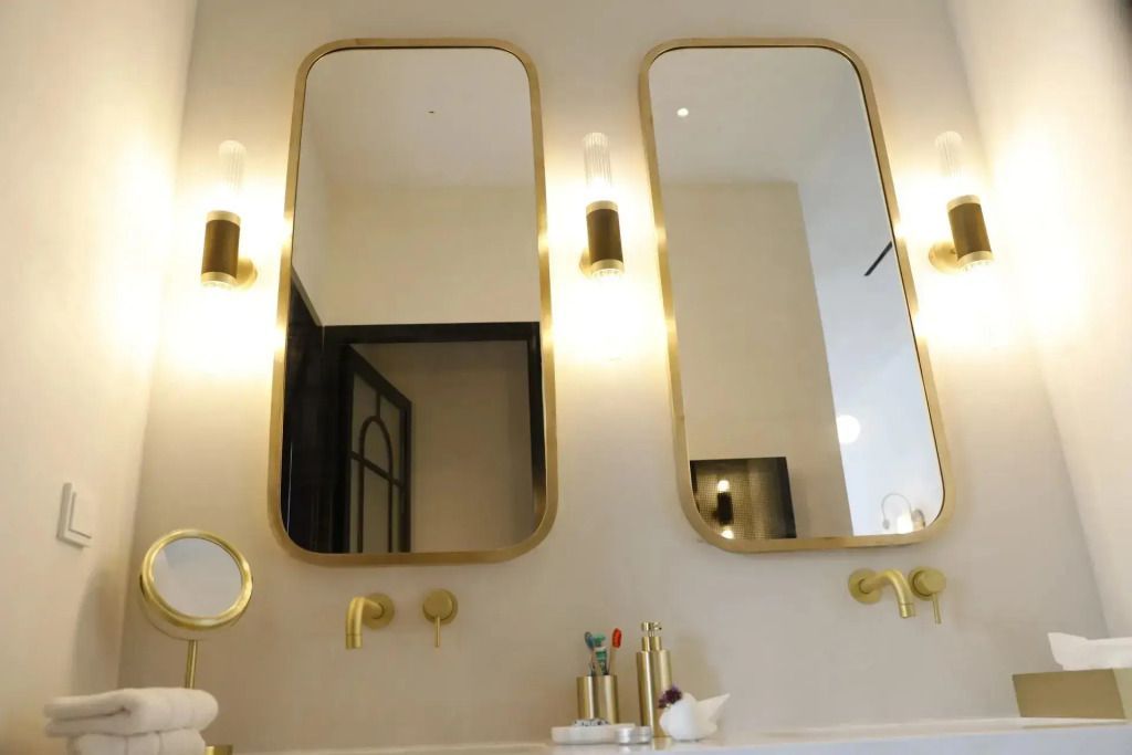 Modernes Badezimmer mit eleganten Spiegeln und stilvollen Armaturen