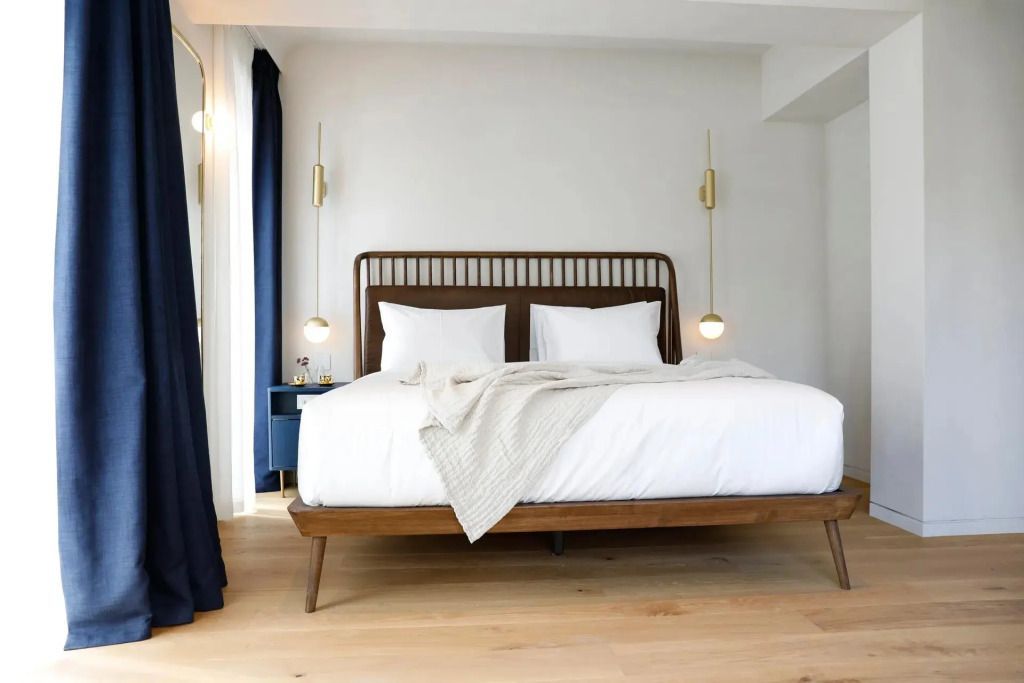 Gemütliches Doppelbett mit modernem Design und eleganten Lampen.