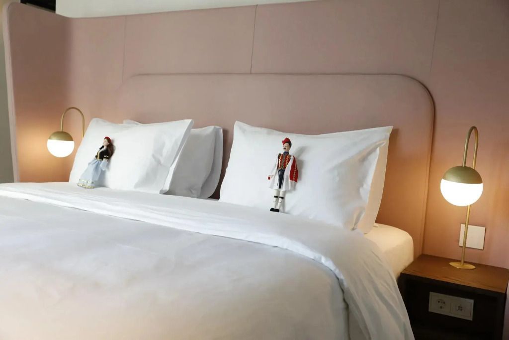Gemütliches Doppelbett mit stilvollen Dekokissen und weicher Bettwäsche im Hotelzimmer