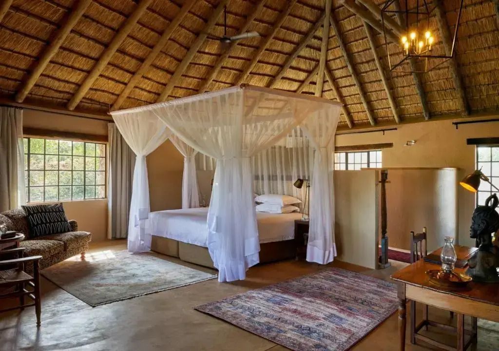 Luxuriöse Suite mit Himmelbett und Strohdach im Geiger's Camp Timbavati.