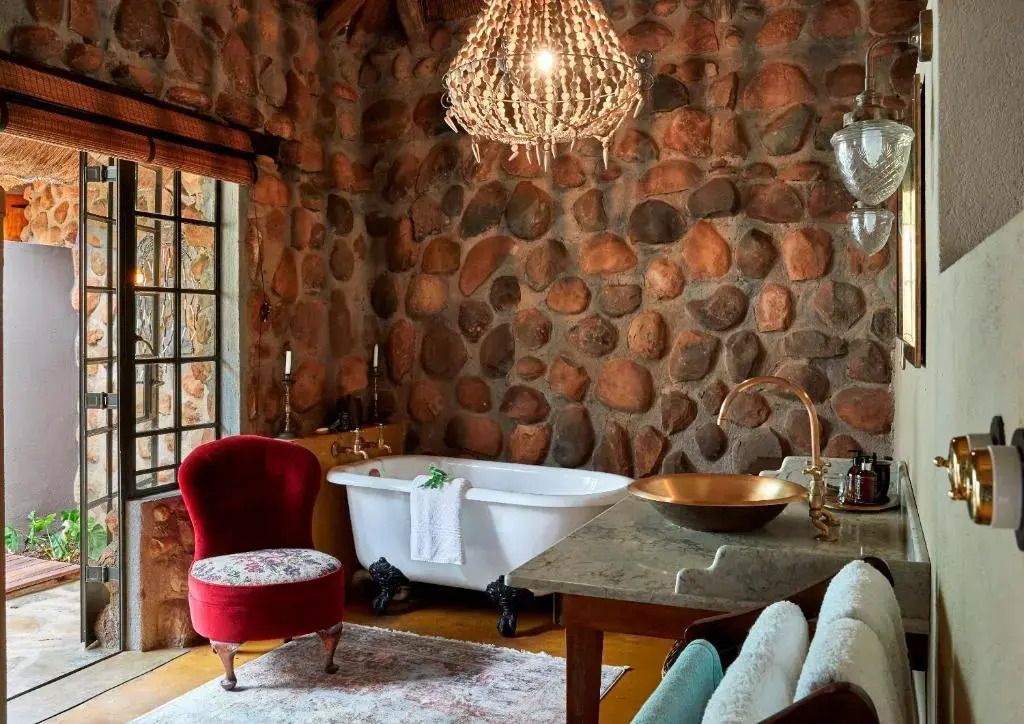Luxuriöses Badezimmer mit freistehender Badewanne und Kronleuchter