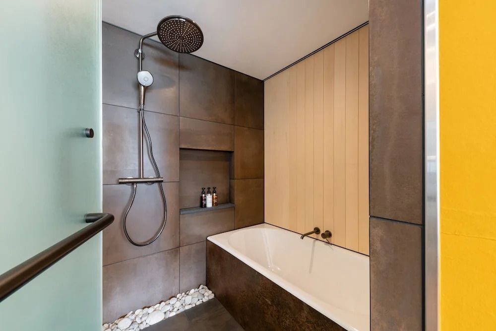 Hochwertiges Badezimmer mit Dusche und Wanne in Deluxe Zimmer