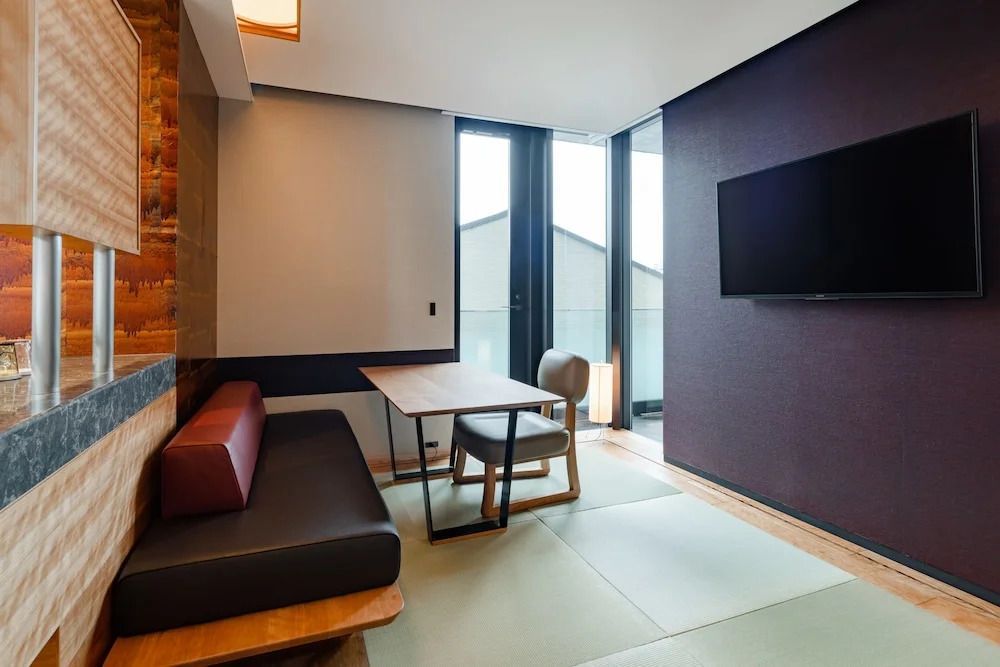 Wohnbereich im Deluxe Zimmer mit Sofa und Schreibtisch