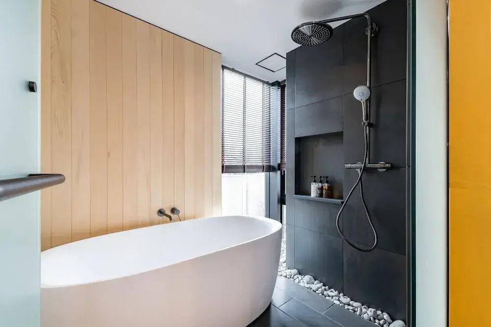 Badezimmer mit stilvoller freistehender Badewanne