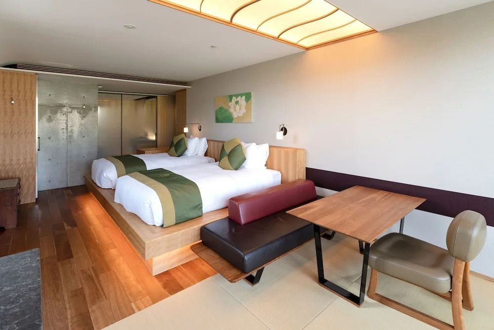 Zweibettzimmer mit stilvollem Interieur und Holzdetails