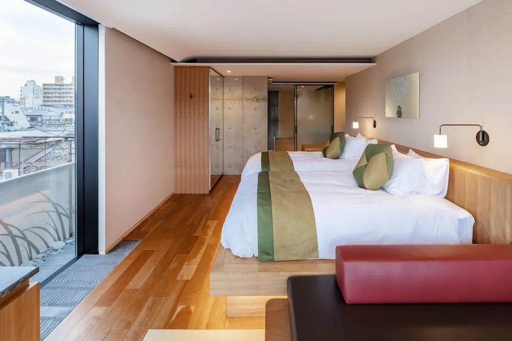 Modernes Zimmerdesign mit Doppelbetten und Holzböden