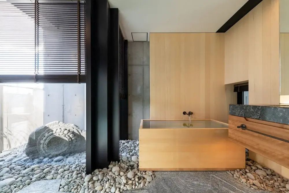 Modernes Badezimmerdesign mit Naturstein und Holzbadewanne