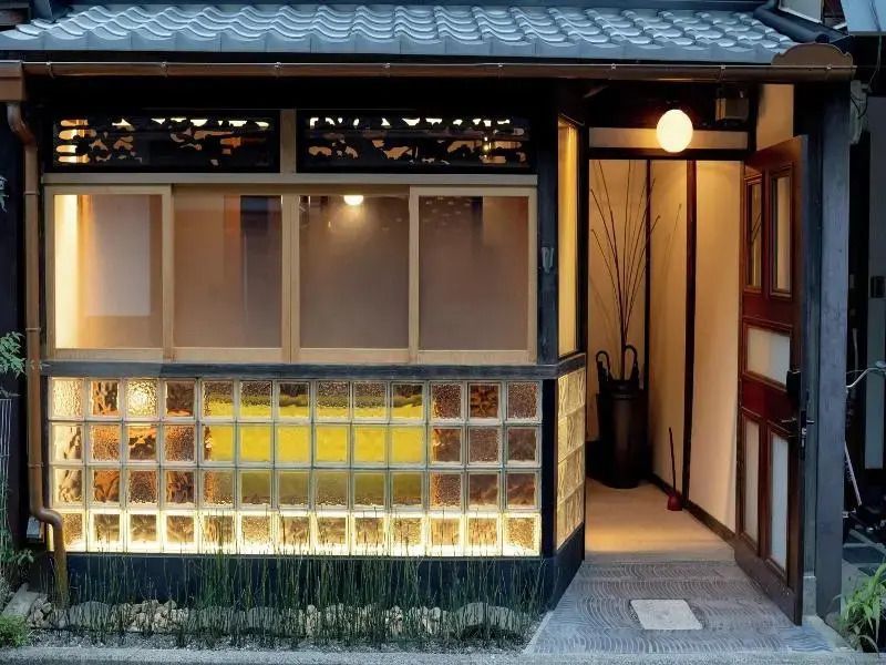 Eingangsbereich eines traditionellen japanischen Hauses mit moderner Beleuchtung