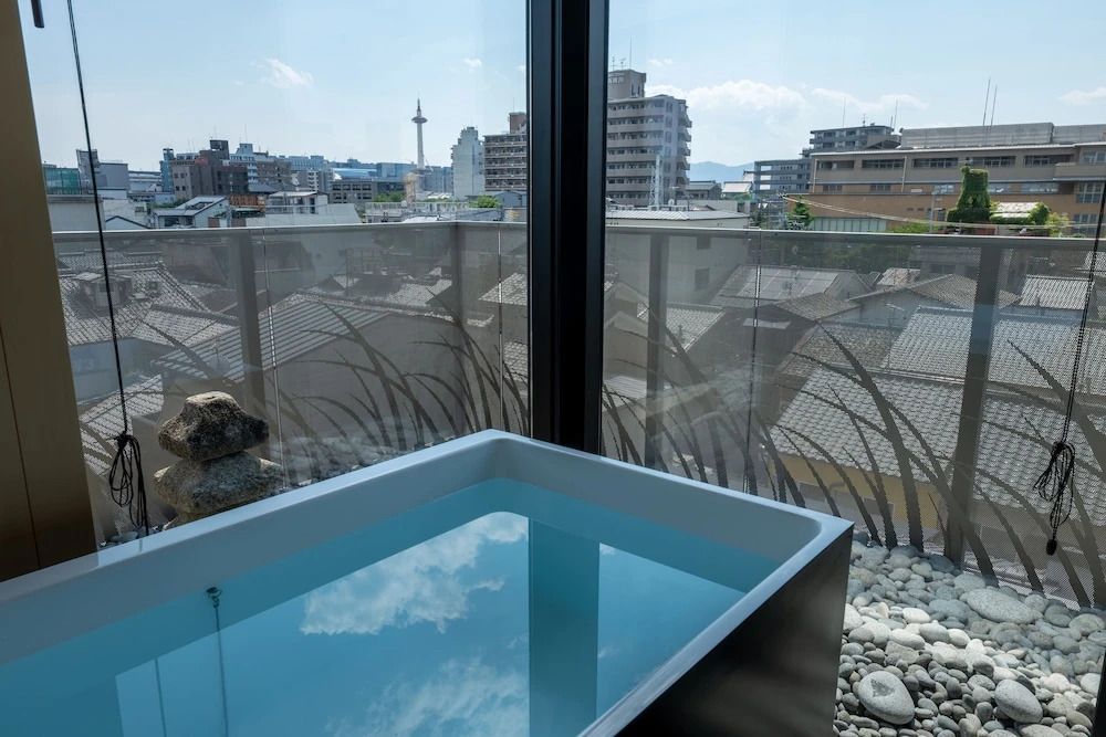 Infinity-Pool mit Ausblick auf die städtische Skyline bei Tageslicht