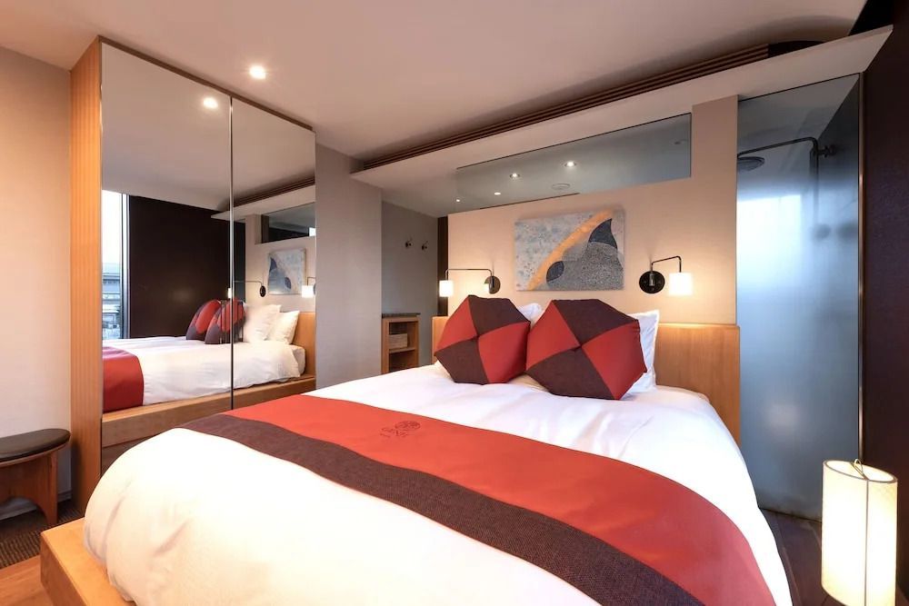 Gepflegtes Hotelzimmer mit modernem Dekor und großen Spiegeln