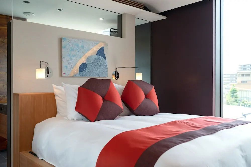 Hochwertiges Doppelbett in harmonischen Rottönen gestaltet