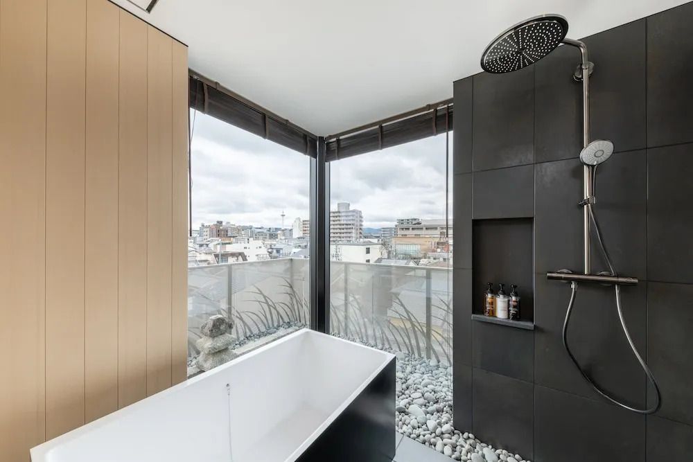 Modernes Badezimmer mit freistehender Badewanne und Blick auf die Stadt