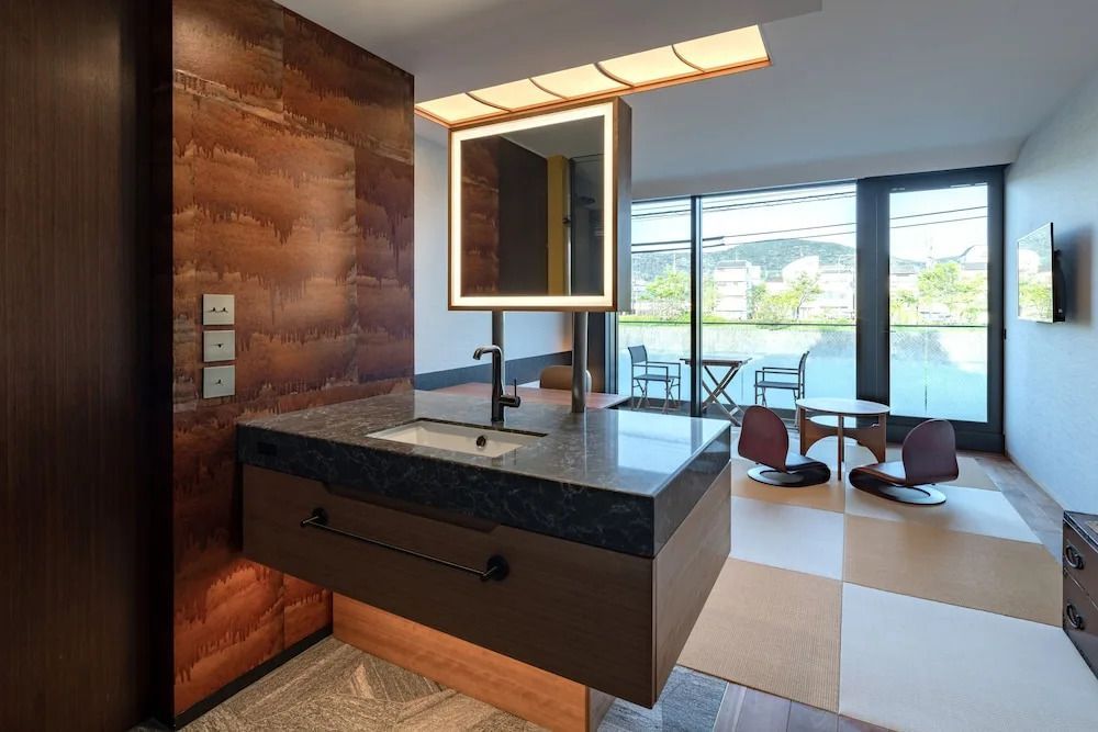 Moderne Suite mit Waschbecken, direktem Zugang zum Balkon und japanischem Dekor