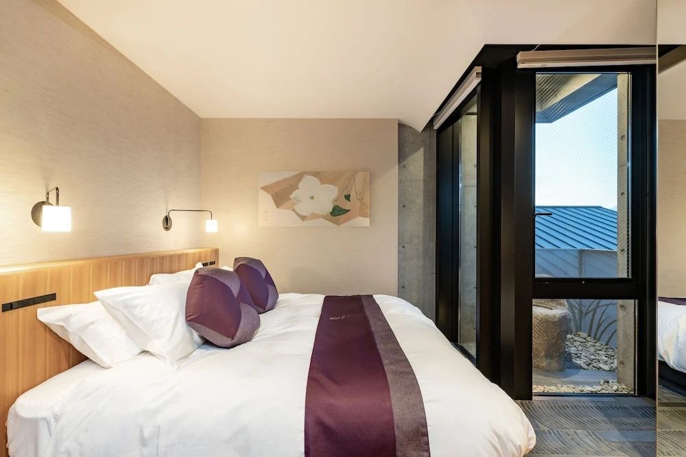 Gemütliches Schlafzimmer mit großem Bett und stilvoller Wandkunst