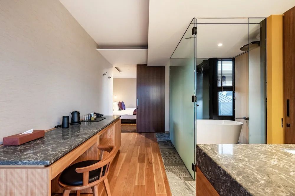 Suite mit offenem Layout, Schreibtisch, Sitzbereich und Zugang zum Badezimmer