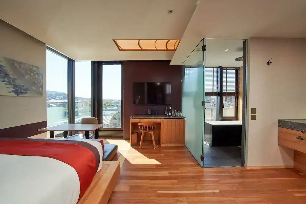Geräumiges Zimmer mit Kingsize-Bett, offenem Badezimmer und Stadtblick.