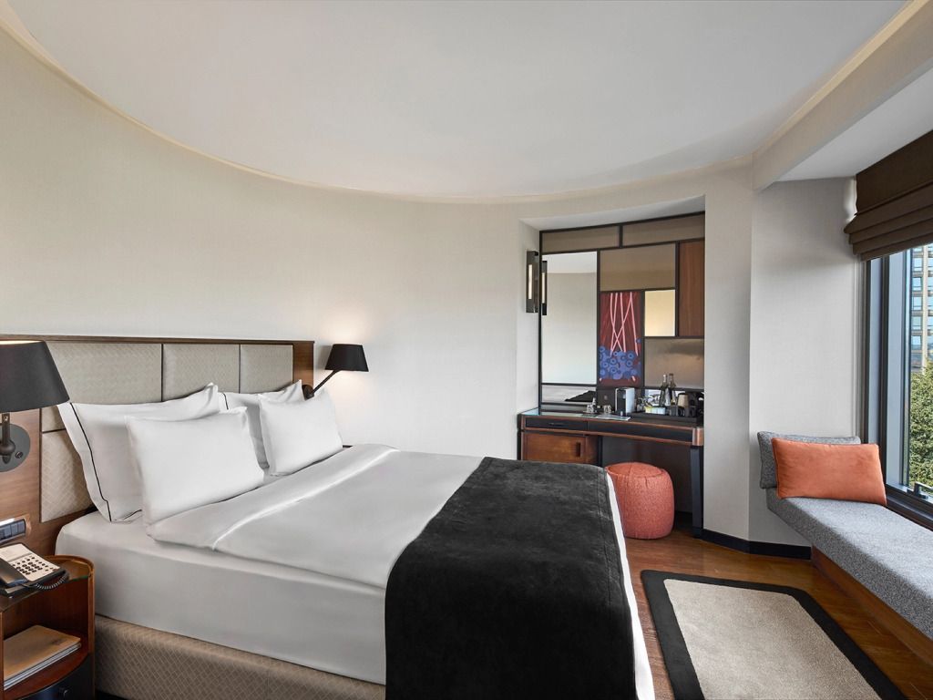 Elegantes Hotelzimmer mit Doppelbett und stilvoller Einrichtung