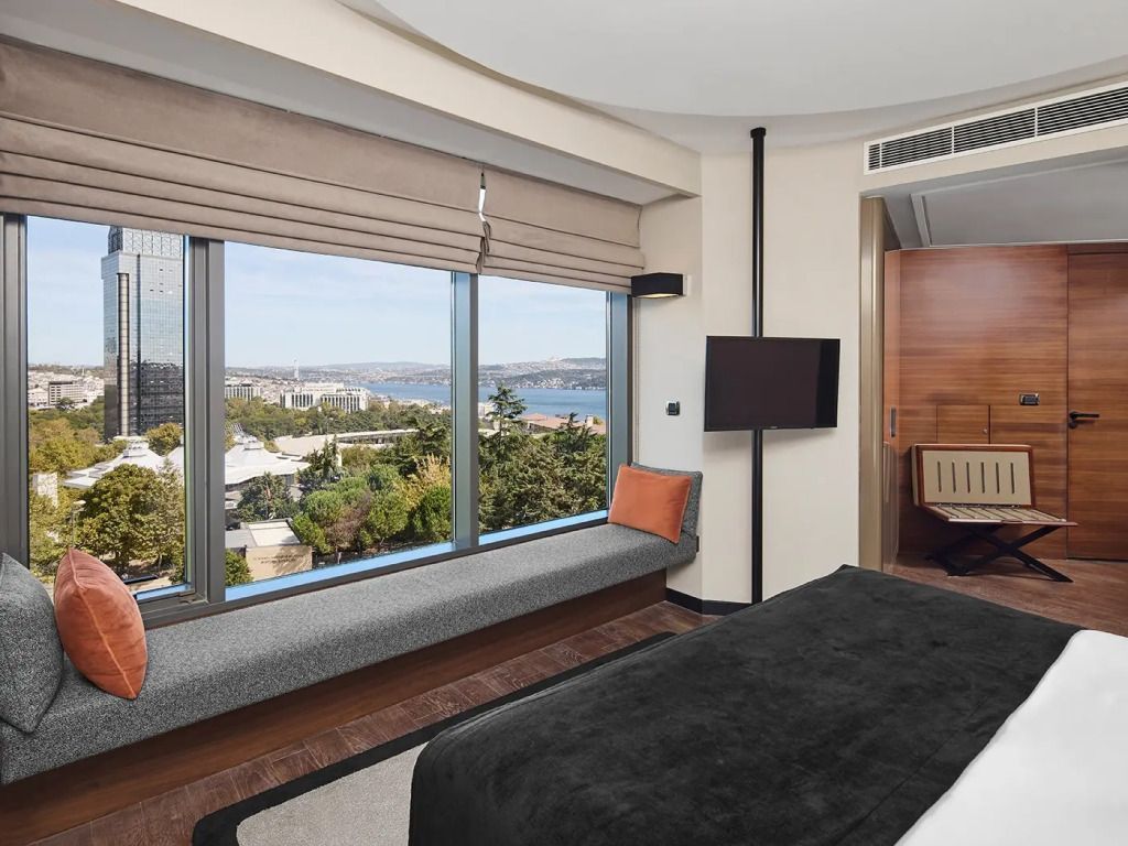 Hotelzimmer mit Panoramafenster und Blick auf den Bosporus