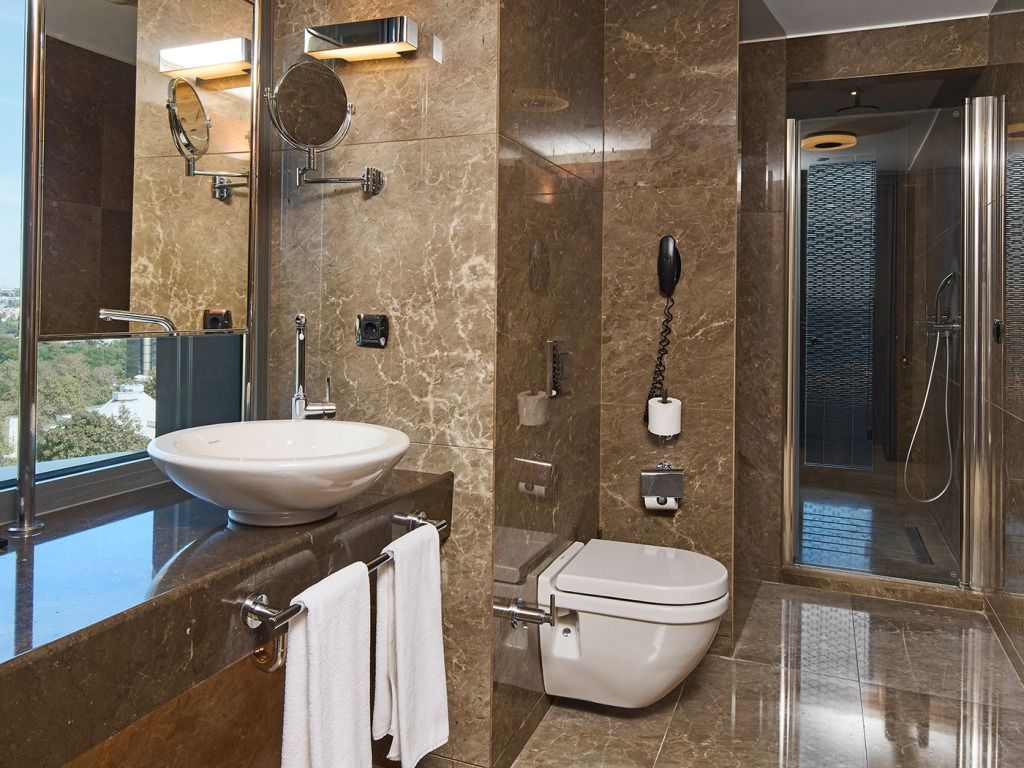 Luxuriöses Badezimmer mit Marmordesign und moderner Ausstattung