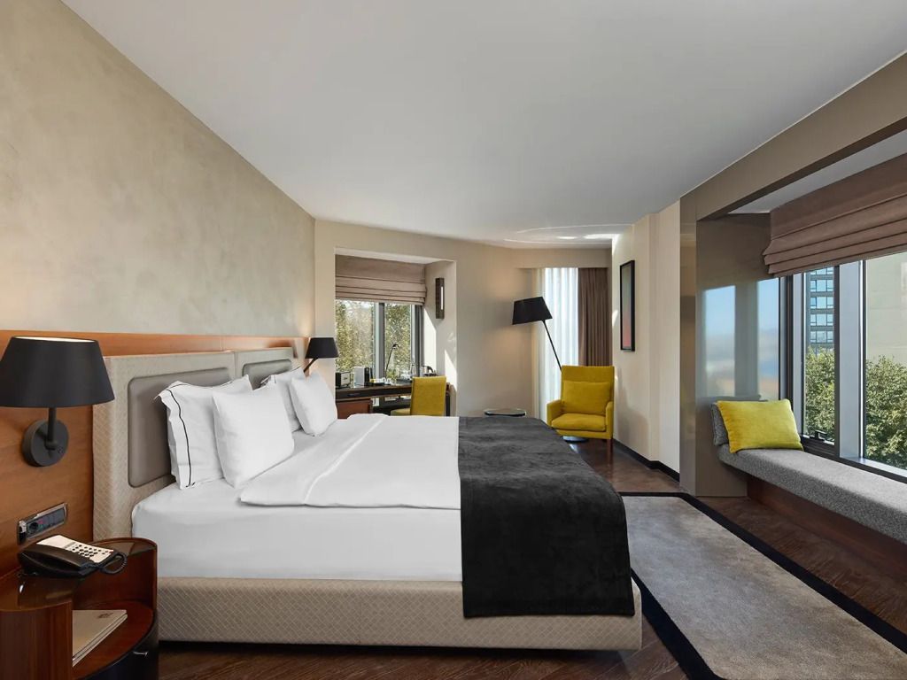 Moderne Junior-Suite mit Doppelbett, Blick auf Bosporus durch große Fenster