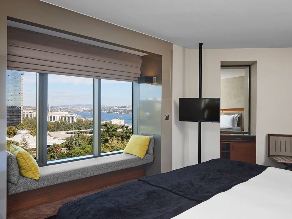 Fensterplatz in der Suite mit Blick auf den Bosporus und moderne Einrichtung