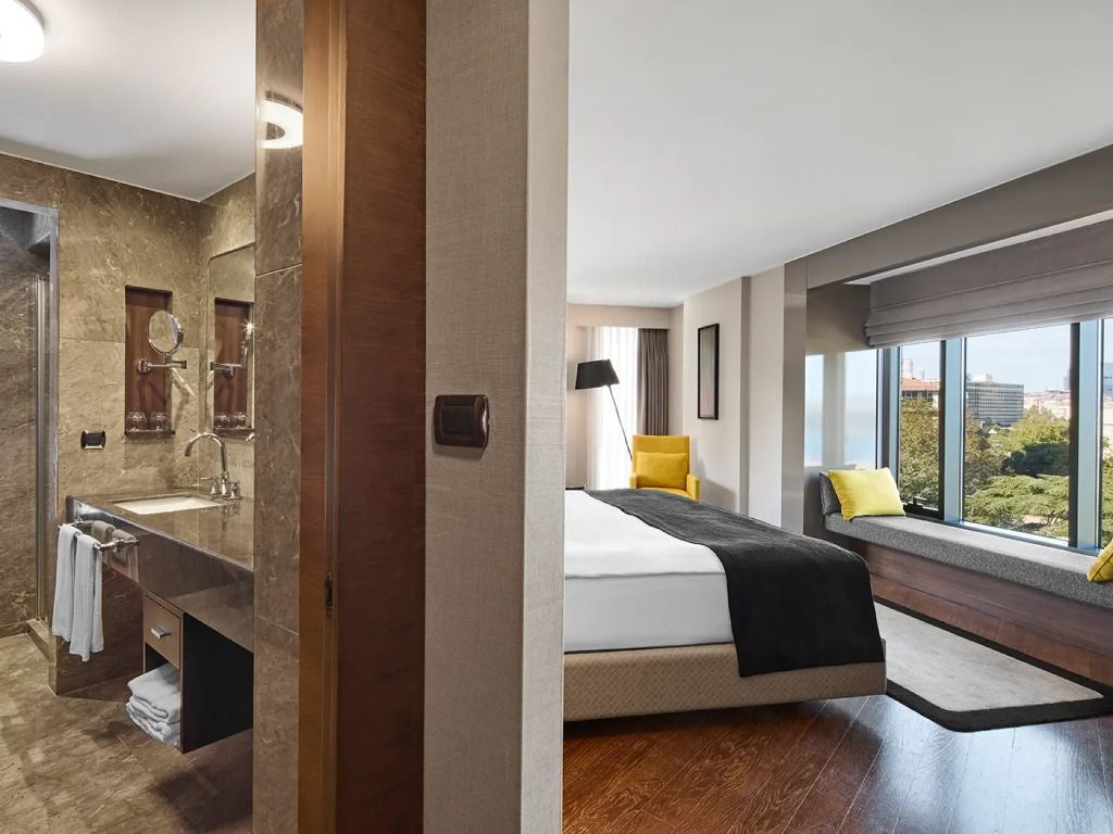 Blick in die Junior-Suite mit Badezimmer und Fenstersitz, moderne und elegante Ausstattung